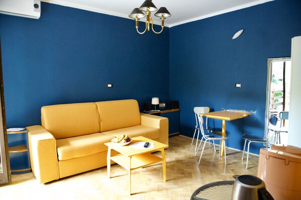 Studio Confort, 1 chambre, coin cuisine, vue partielle sur la mer | Coin séjour