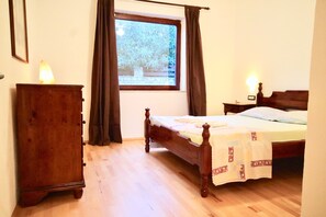 Literie de qualité supérieure, bureau, rideaux occultants