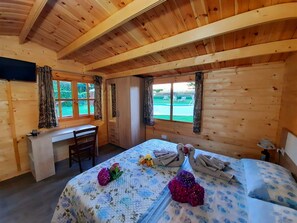 Skrivebord, wi-fi (inkludert) og sengetøy