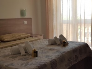 Doppel- oder Zweibettzimmer | Schreibtisch, kostenloses WLAN, Bettwäsche