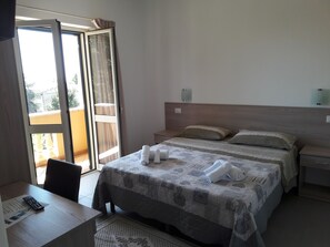 Dubbelrum eller tvåbäddsrum | Skrivbord, gratis wi-fi och sängkläder