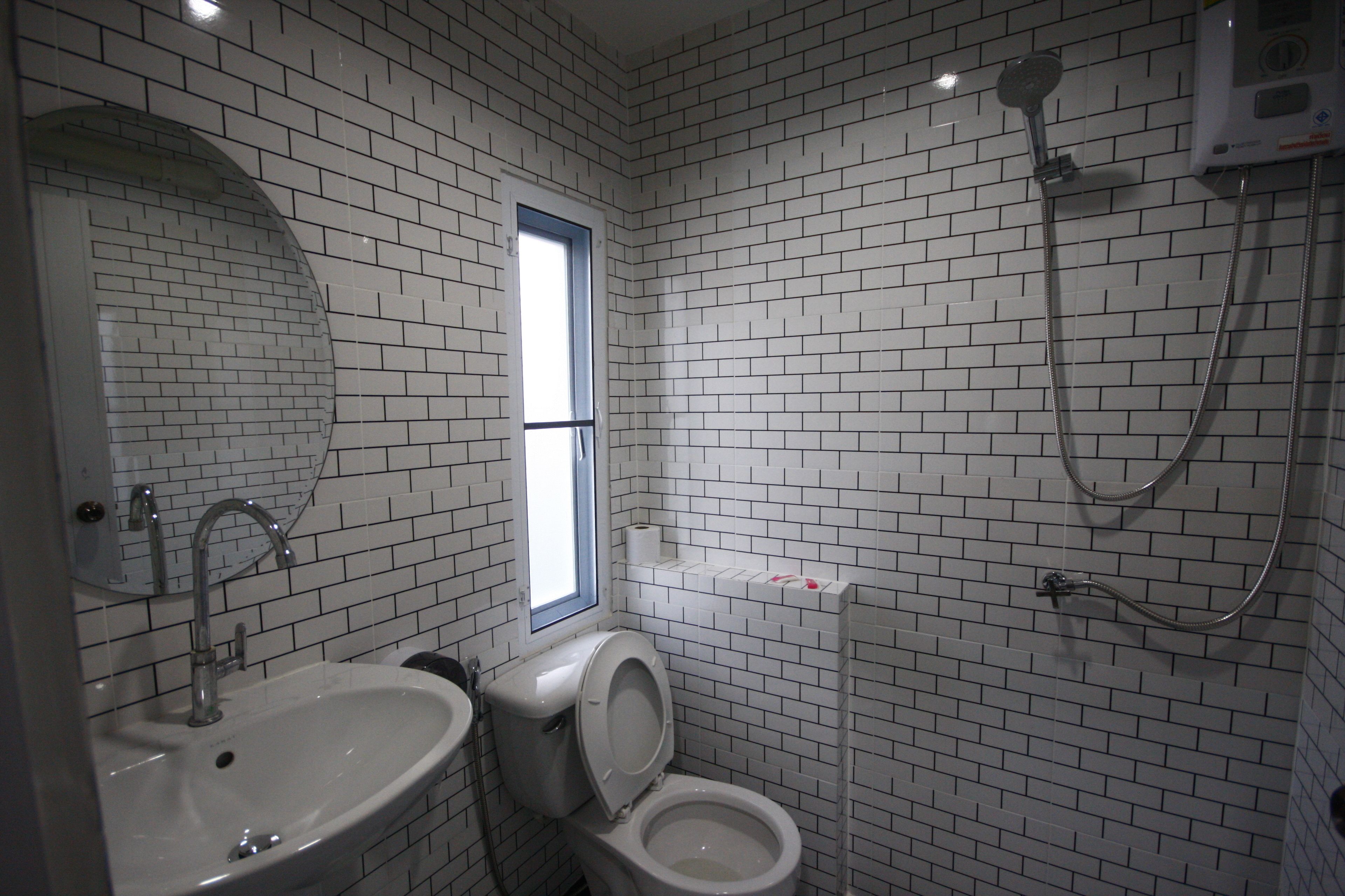 deluxe twin room | bathroom | shower, free toiletries, hair dryer, towels