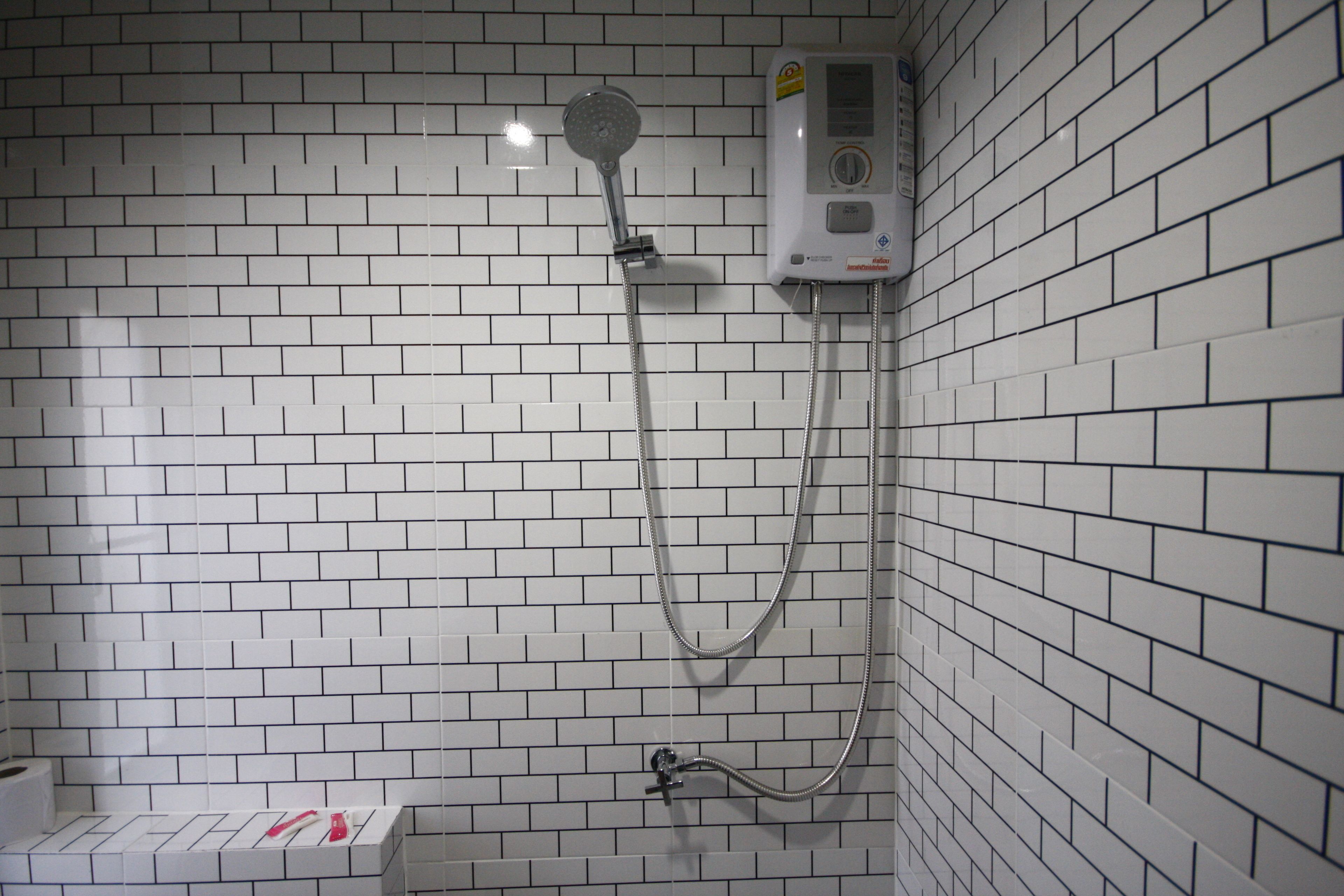 deluxe twin room | bathroom shower