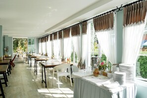 Bữa sáng đặc sản địa phương hàng ngày (150.00 THB/mỗi người) 