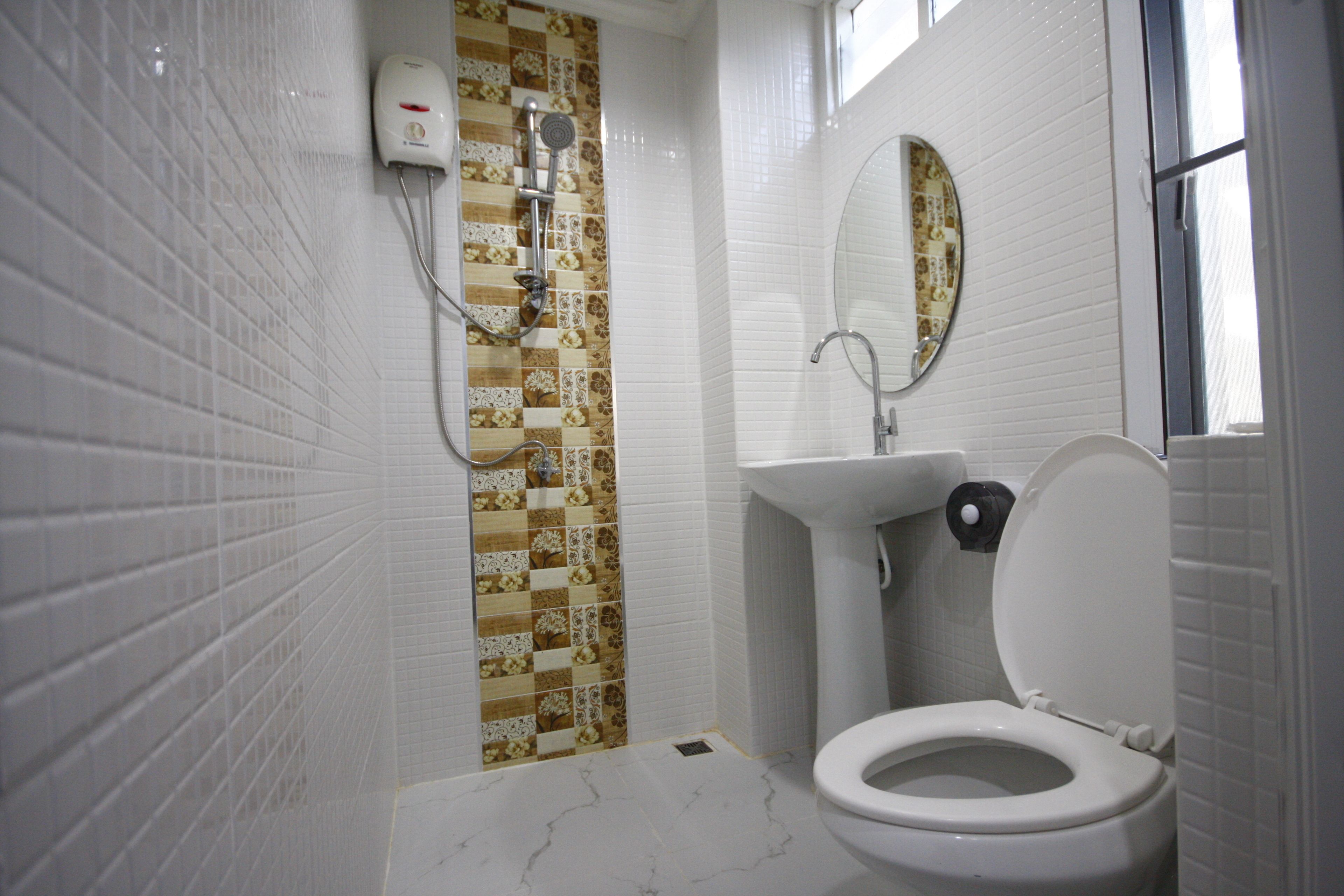 deluxe double room | bathroom | shower, free toiletries, hair dryer, towels