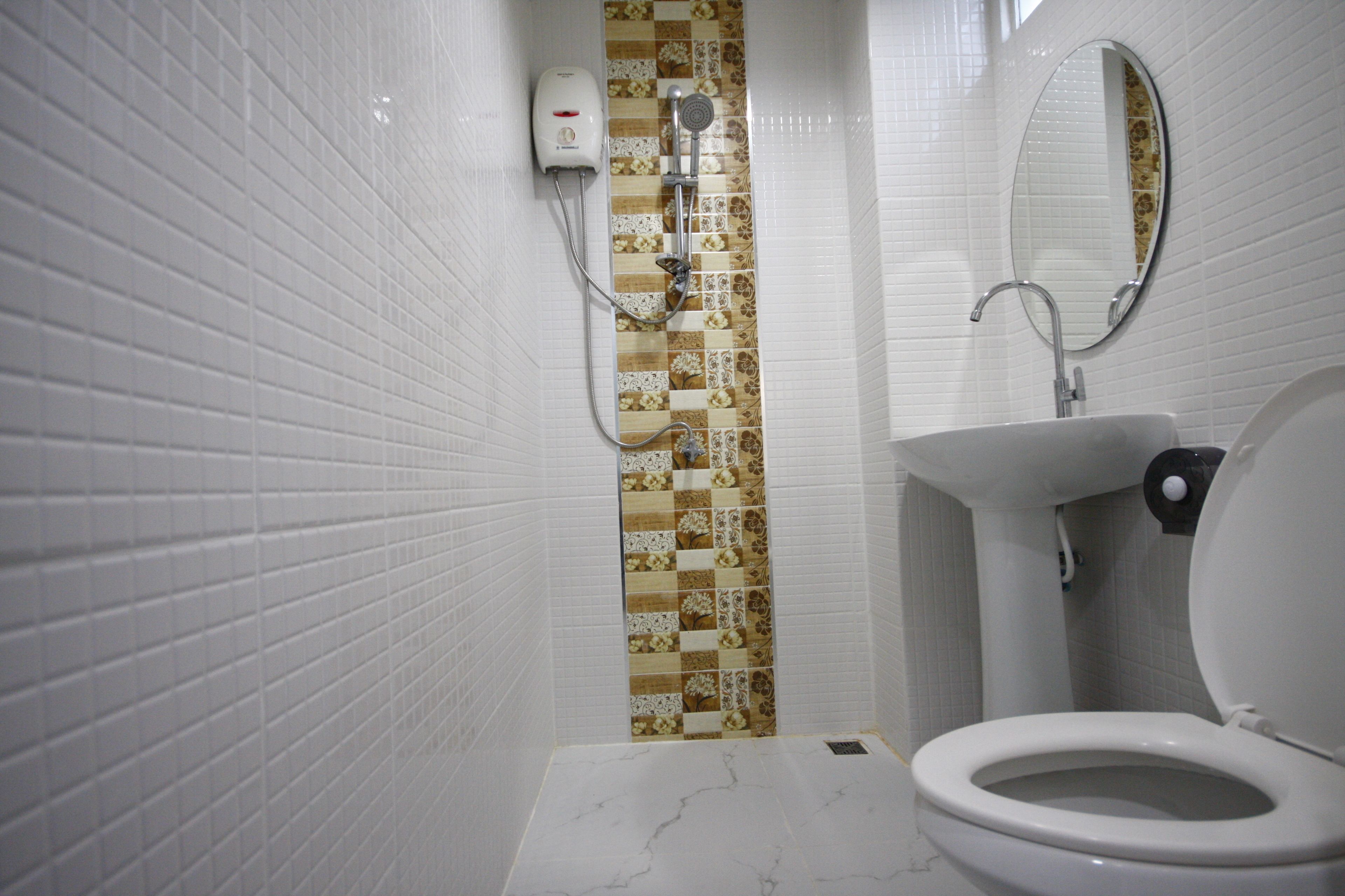 deluxe double room | bathroom | shower, free toiletries, hair dryer, towels