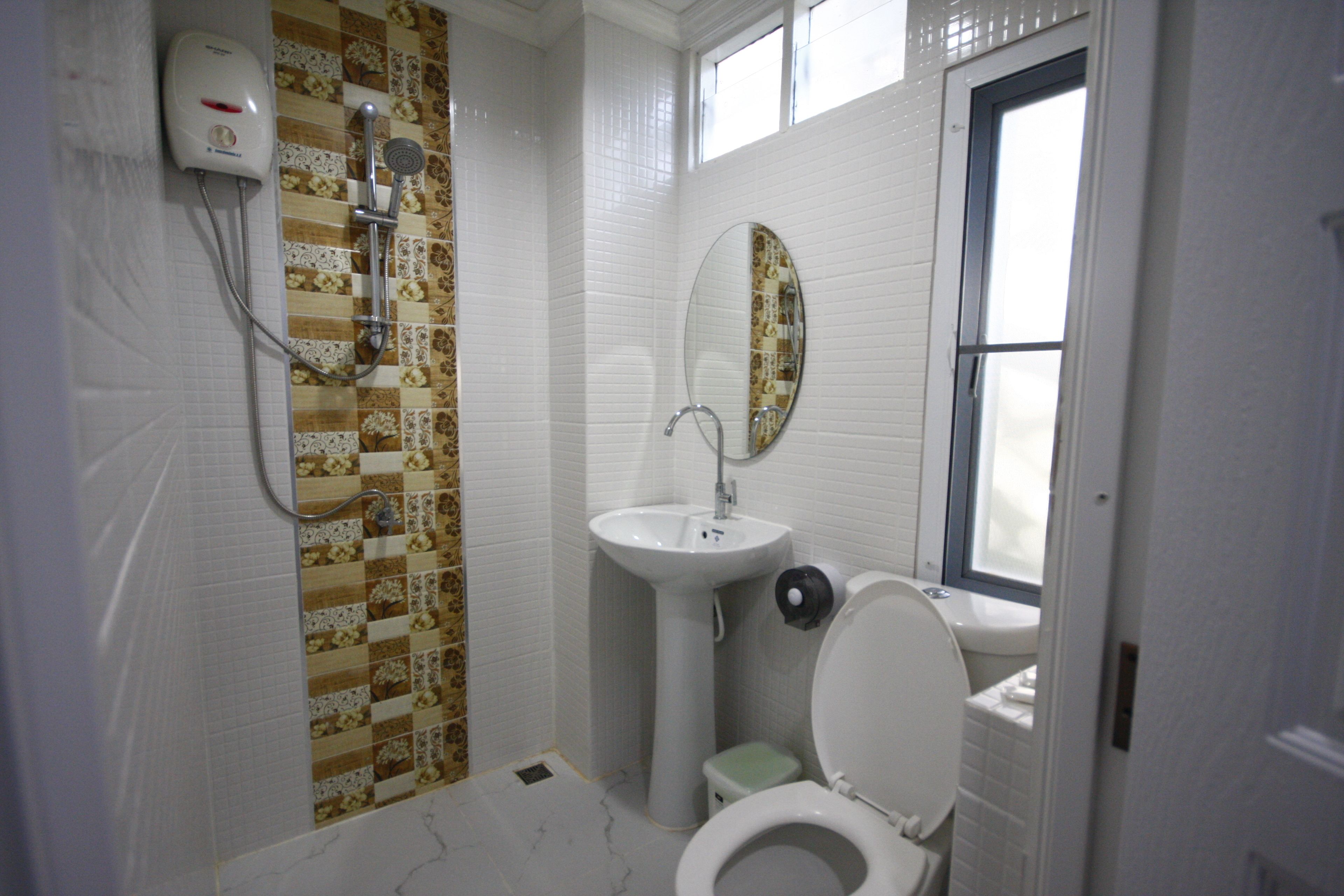 deluxe double room | bathroom | shower, free toiletries, hair dryer, towels