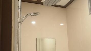 Standard Double Room | Bathroom | Shower, free toiletries, towels