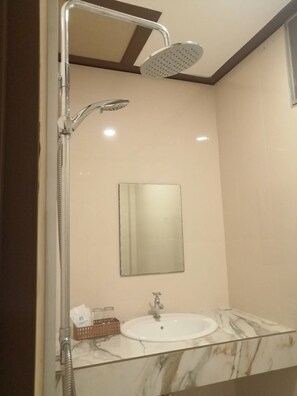 Standard Double Room | Baño | Regadera, amenidades de baño gratuitas, toallas 