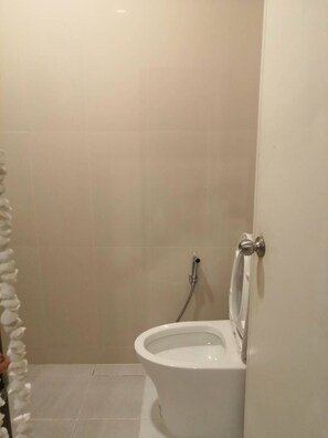 Douche, articles de toilette gratuits, serviettes fournies