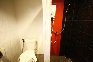 Habitació estàndard | Bany | Dutxa, articles de tocador gratuïts i tovalloles 