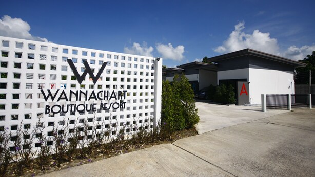 A modern building with a sign reading "WANNACHART BOUTIQUE RESORT". - Wannachart Boutique Resort (Tha Sala)