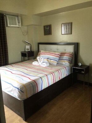 2 bedrooms, desk, free WiFi, bed sheets - Your Home Away From Home Royal Palm (Taguig)