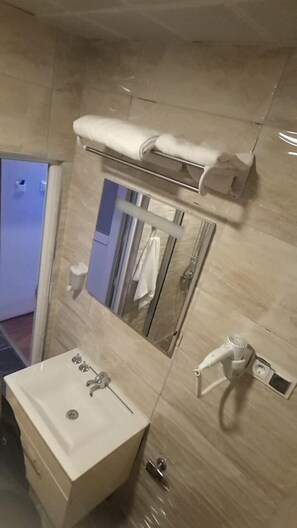 Dusch, gratis toalettartiklar, tofflor och handdukar