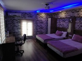 华丽三人房 | 高档床上用品、迷你吧、办公桌、隔音