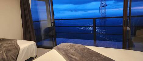 Tweepersoonskamer, 2 tweepersoonsbedden | Individueel gedecoreerd, individueel gemeubileerd, een laptopwerkplek