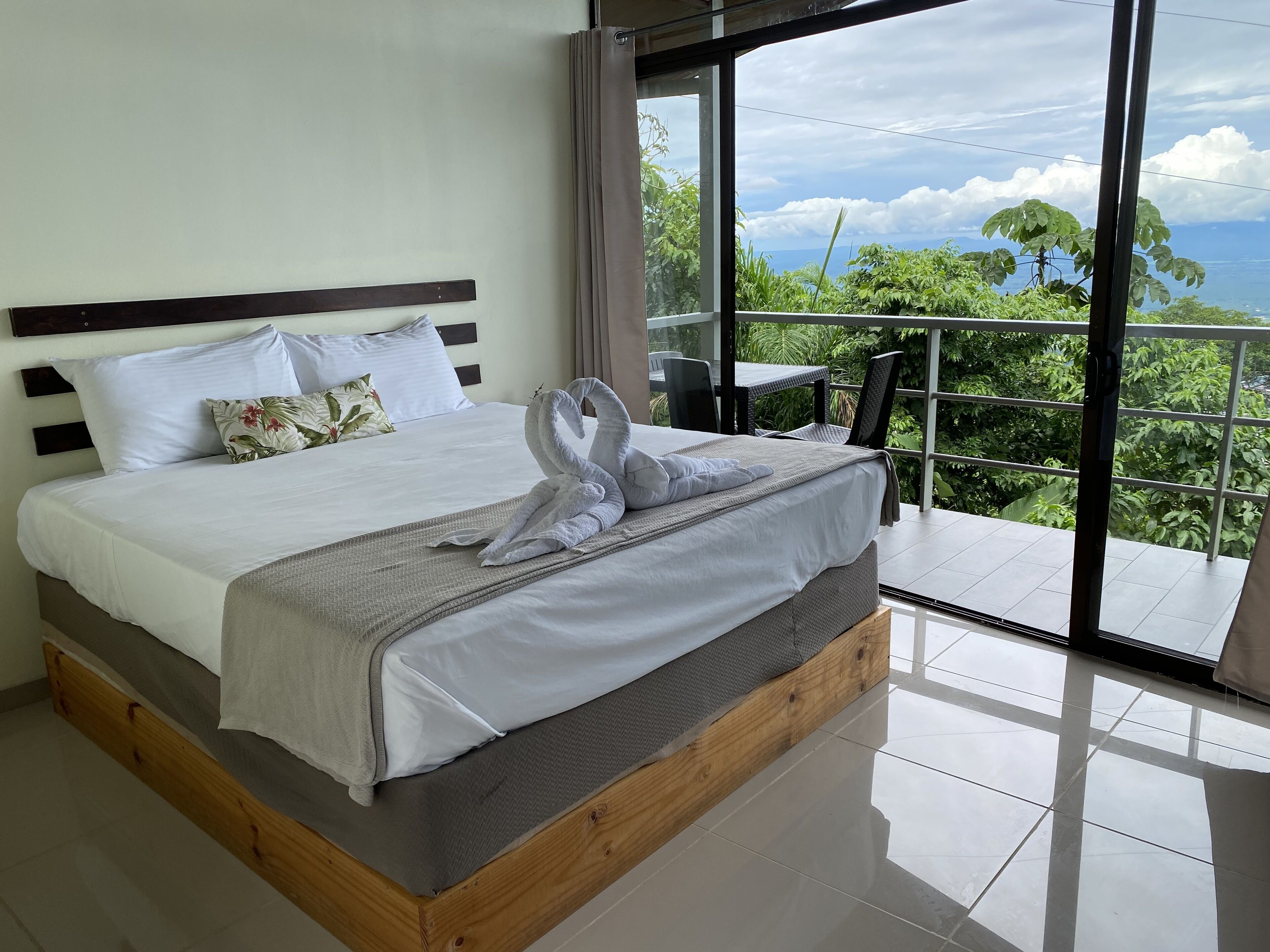 standard double room | individually decorated, individually furnished, laptop workspace