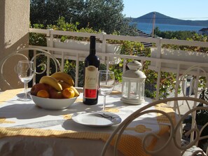 อพาร์ทเมนท์, 1 ห้องนอน, ระเบียง, วิวทะเล (A3) | ระเบียง