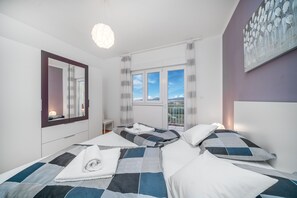 Leilighet, 2 soverom, balkong, sjøutsikt (A1) | Safe på rommet, skrivebord for bærbar PC og strykejern/-brett