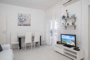 Leilighet, 2 soverom, terrasse, sjøutsikt (A2) | Oppholdsområde | Flatskjerm-TV