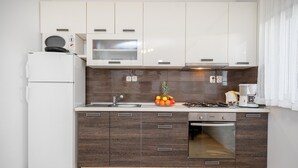 Uma cozinha moderna com geladeira, micro-ondas, fogão e forno.