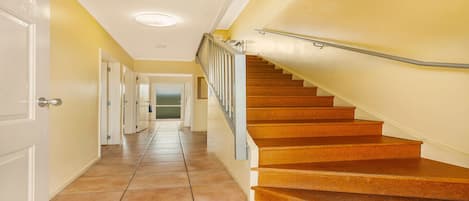 Two Bedroom - Two Storied | Escritorio, espacio para trabajar con laptop, insonorización y cunas