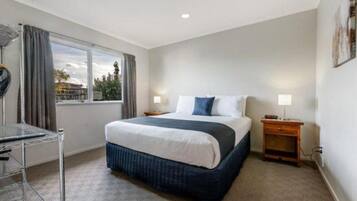 Escritorio y espacio para trabajar con laptop