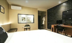 Deluxe Room (A, Breakfast unavailable) | Premium bedding, down comforters, Tempur-Pedic beds, free rollaway beds