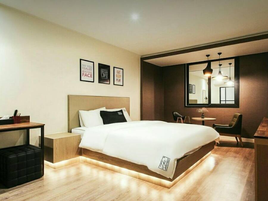 Premium Room | Premium bedding, down duvets, Tempur-Pedic beds, free rollaway beds