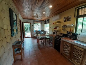 Full-sized fridge, microwave, oven, stovetop