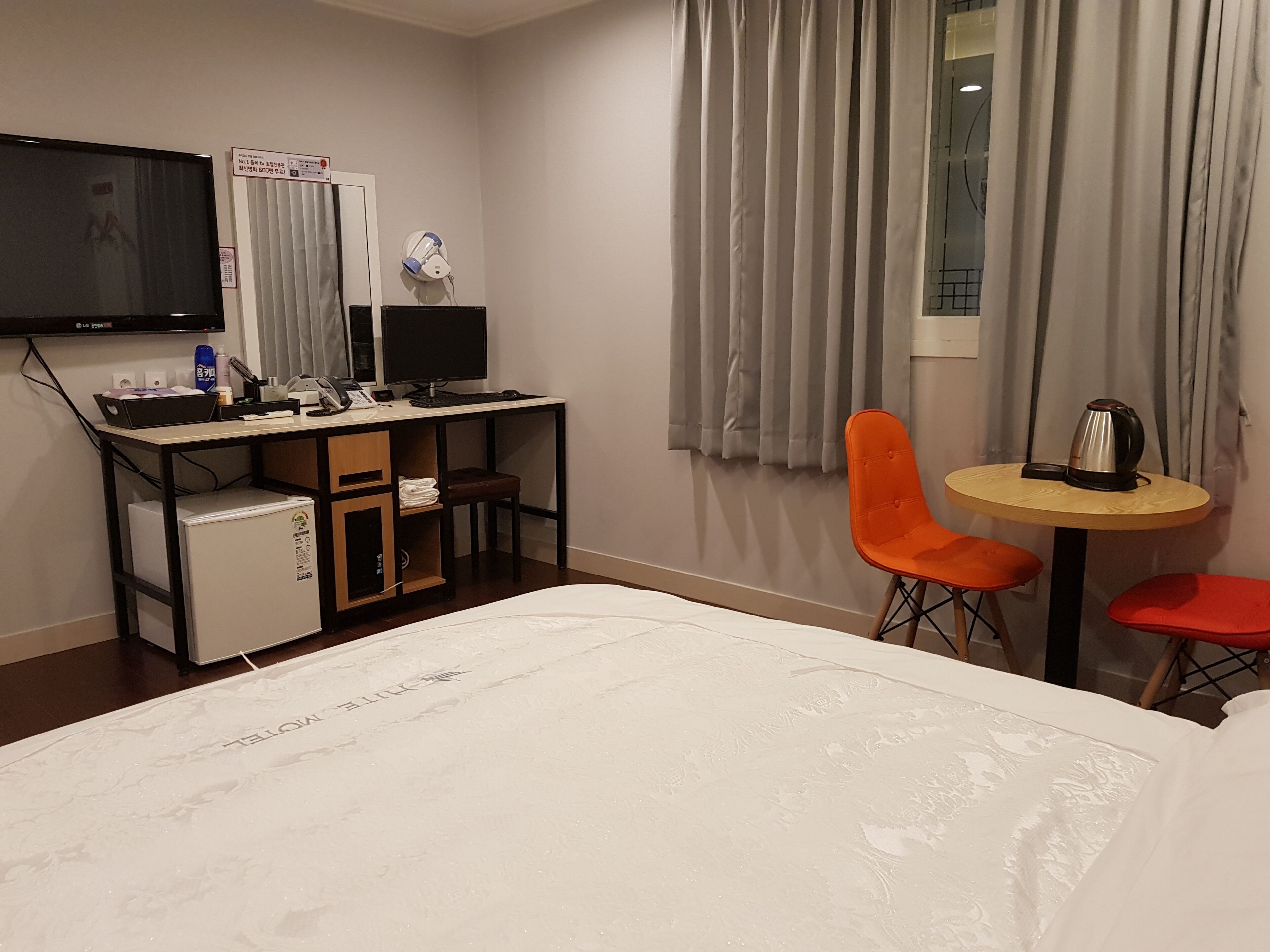 desk, free wifi, bed sheets