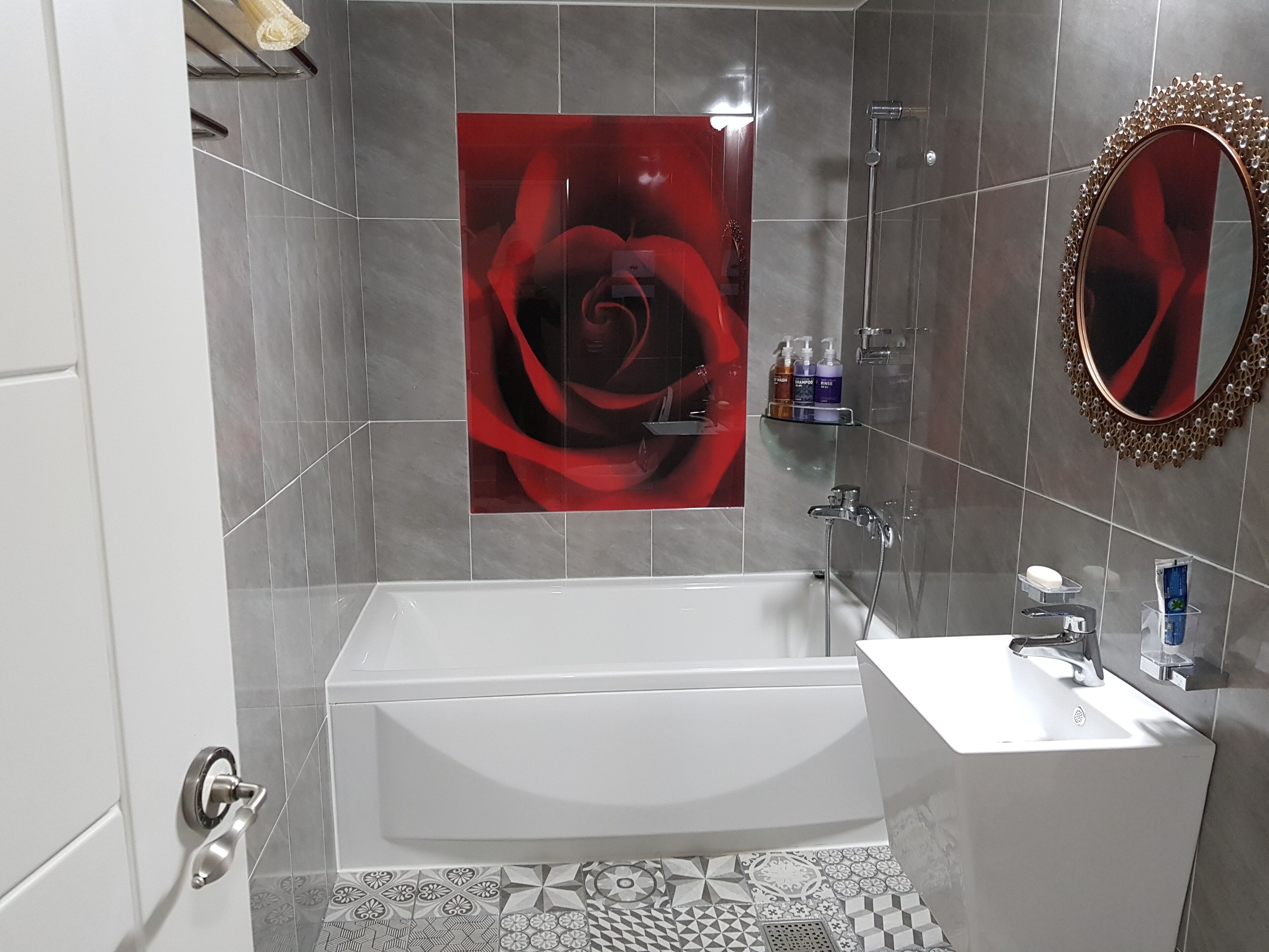 combined shower/bathtub, jetted bath, free toiletries, hair dryer