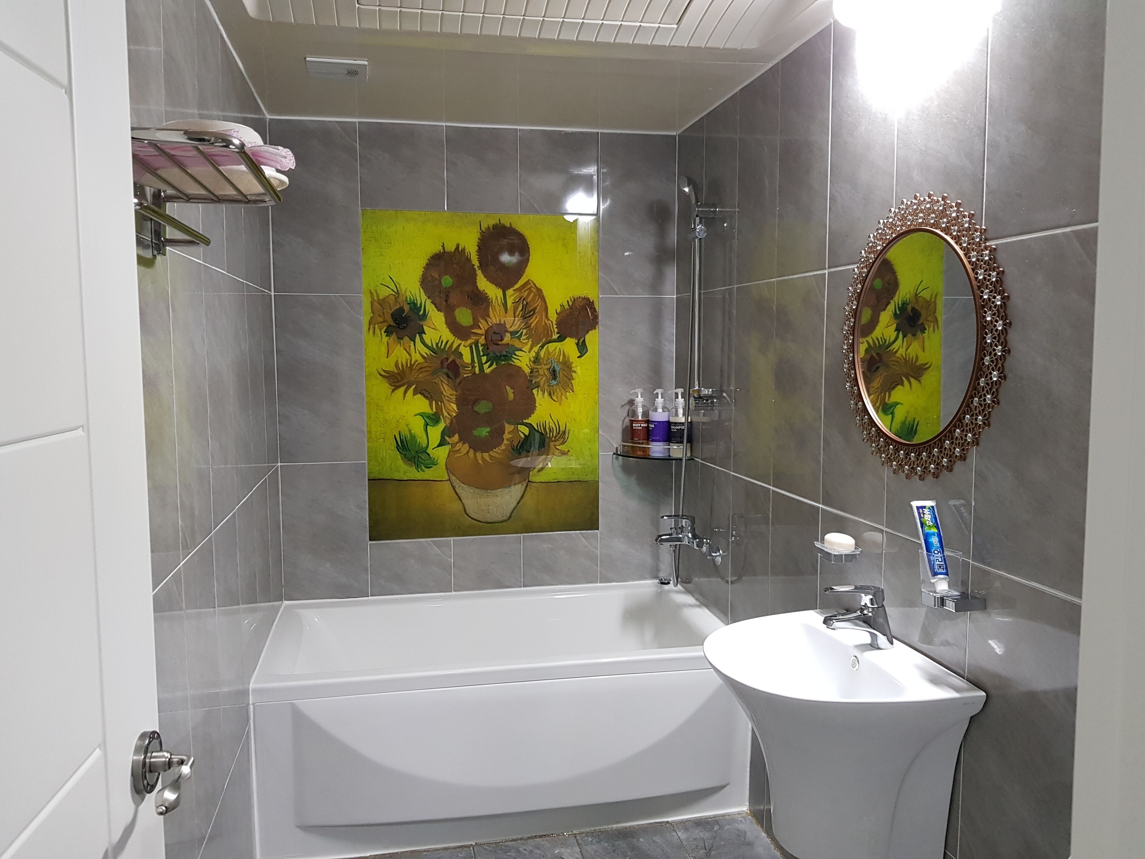 combined shower/bathtub, jetted bath, free toiletries, hair dryer