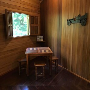 Familien-Ferienhütte, 2 Schlafzimmer, Balkon, Flussblick | 1 Schlafzimmer, schallisolierte Zimmer, kostenloses WLAN, Bettwäsche