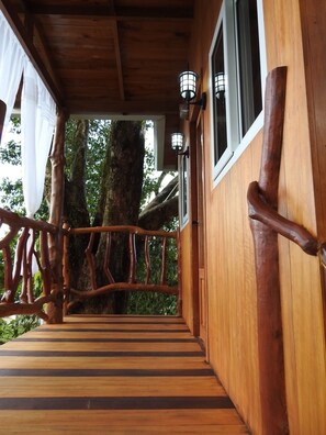 Honeymoon boomhut, 1 slaapkamer, bubbelbad, uitzicht op bergen | Balkon