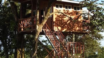 Cabane dans les arbres pour lune de miel, 1 chambre, baignoire à remous, vue sur la montagne | Balcon