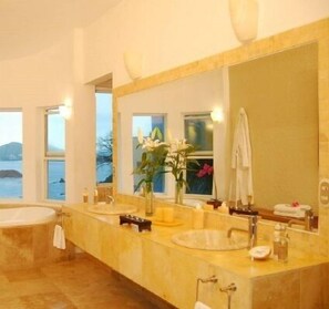 Family Townhome, 4 Bedrooms, Mountain View, Poolside | Bathroom | Combined shower/bathtub, jetted bath, towels