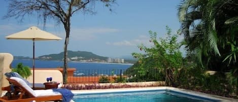 Kolam renang outdoor, dengan kursi berjemur