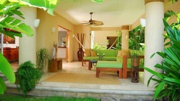 ํ
๋ผ์ค/ํํฐ์ค