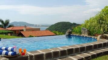 Kolam renang terbuka, kerusi lepak pantai