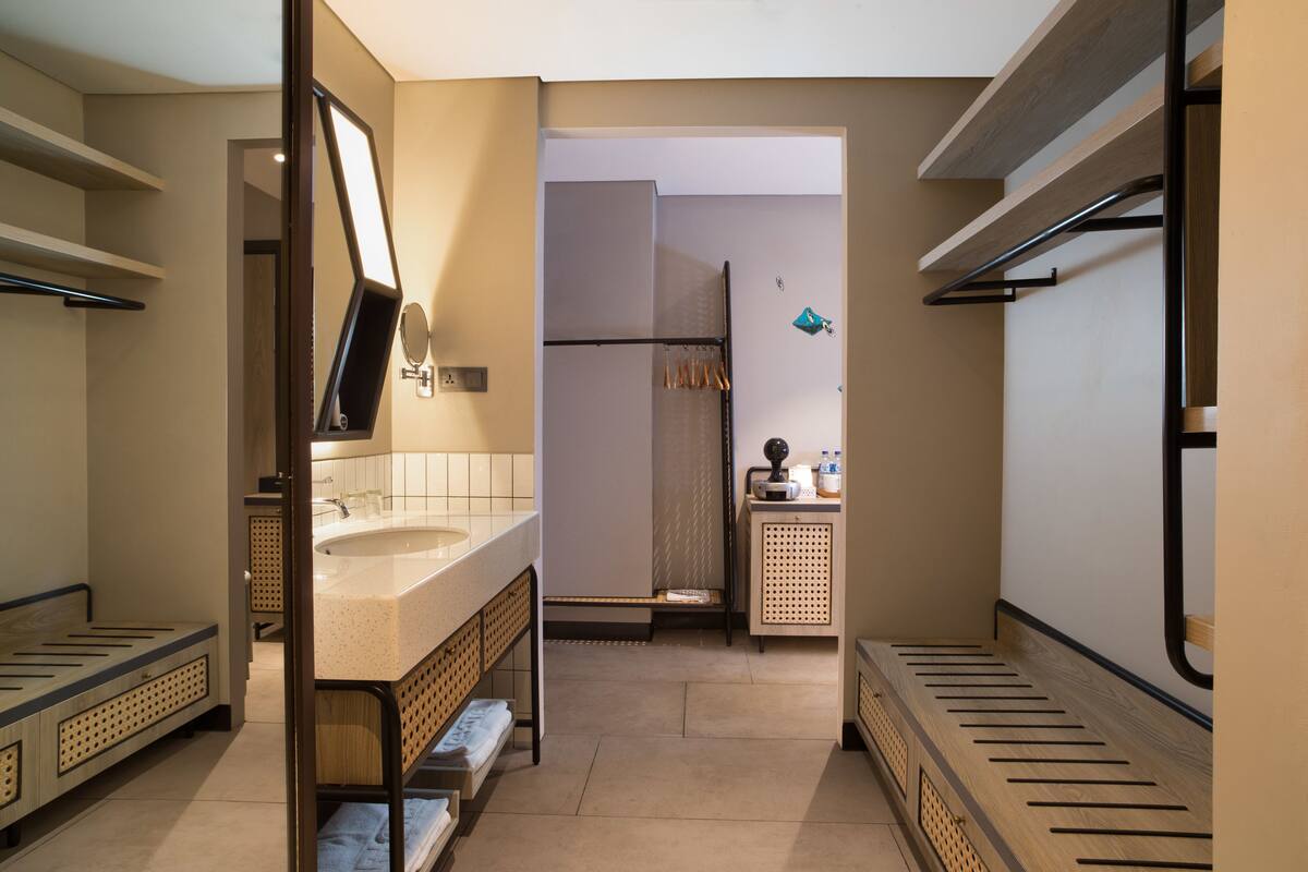 studio 41 | bathroom | free toiletries, hair dryer, slippers, towels