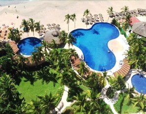 Outdoor pool, sun loungers - Residence Palmeto 4BR (Ixtapa)