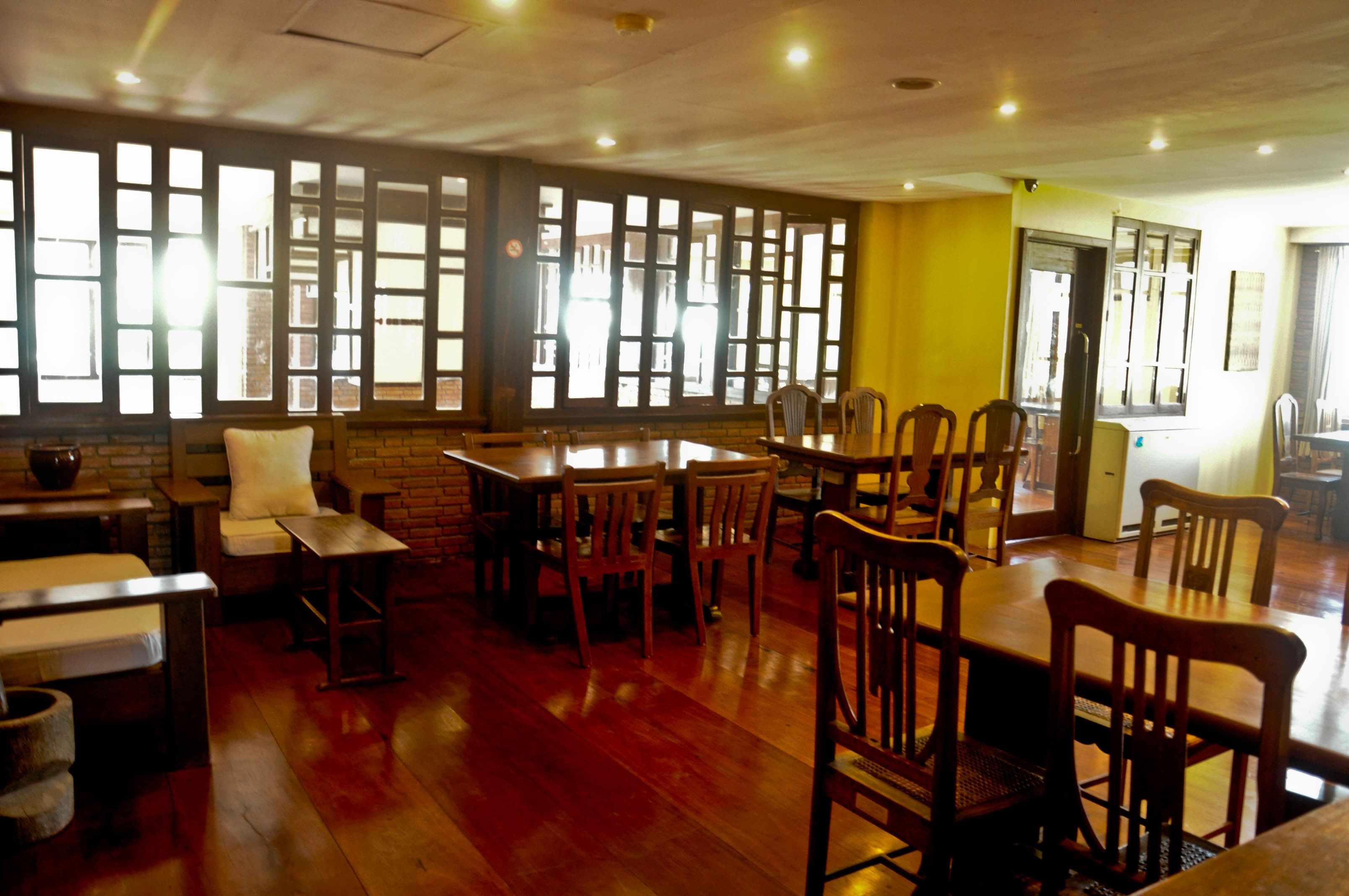 Breakfast, lunch, dinner served; local and international cuisine 