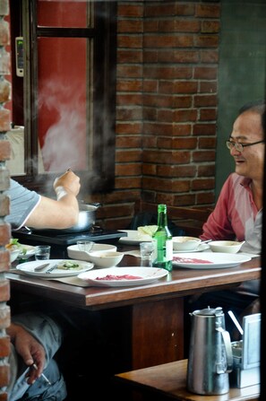 S'hi serveixen esmorzars, dinars i plats de cuina local i internacional 