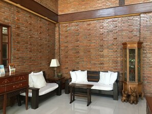 Lobby sitting area - Mango Valley Hotel 1 (Olongapo)