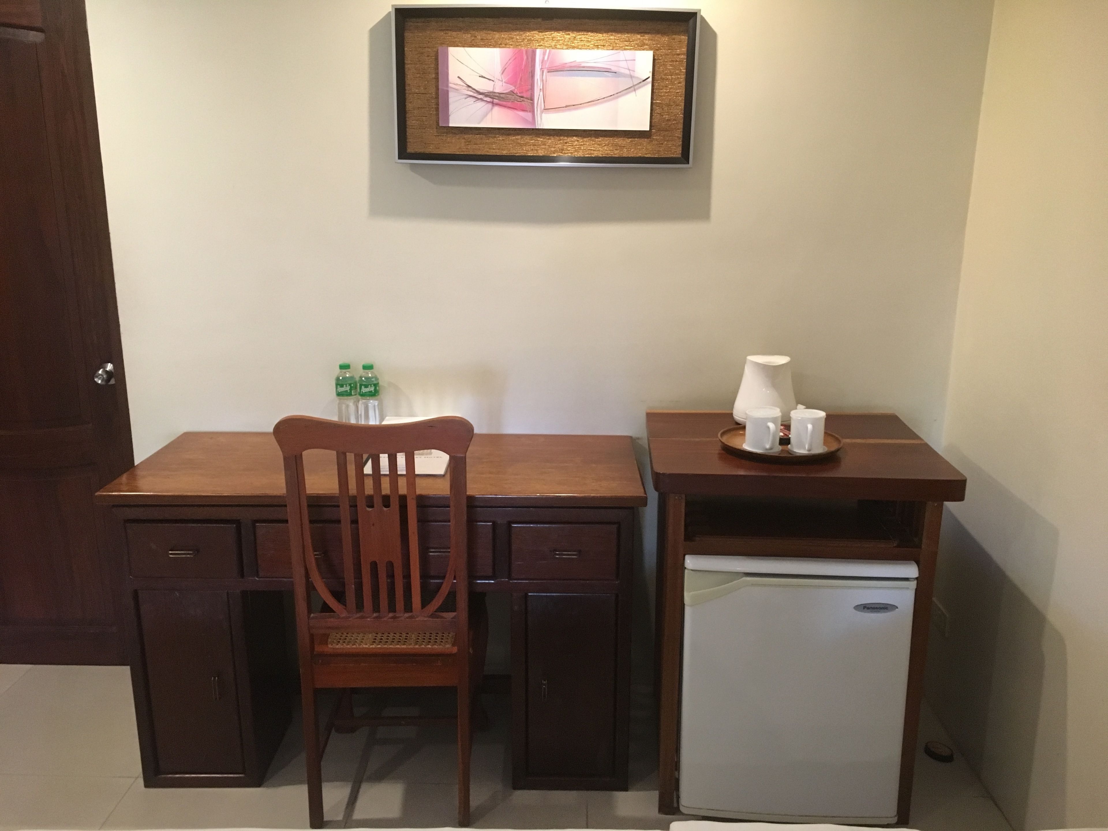 standard room | 1 bedroom, in-room safe, desk, iron/ironing board