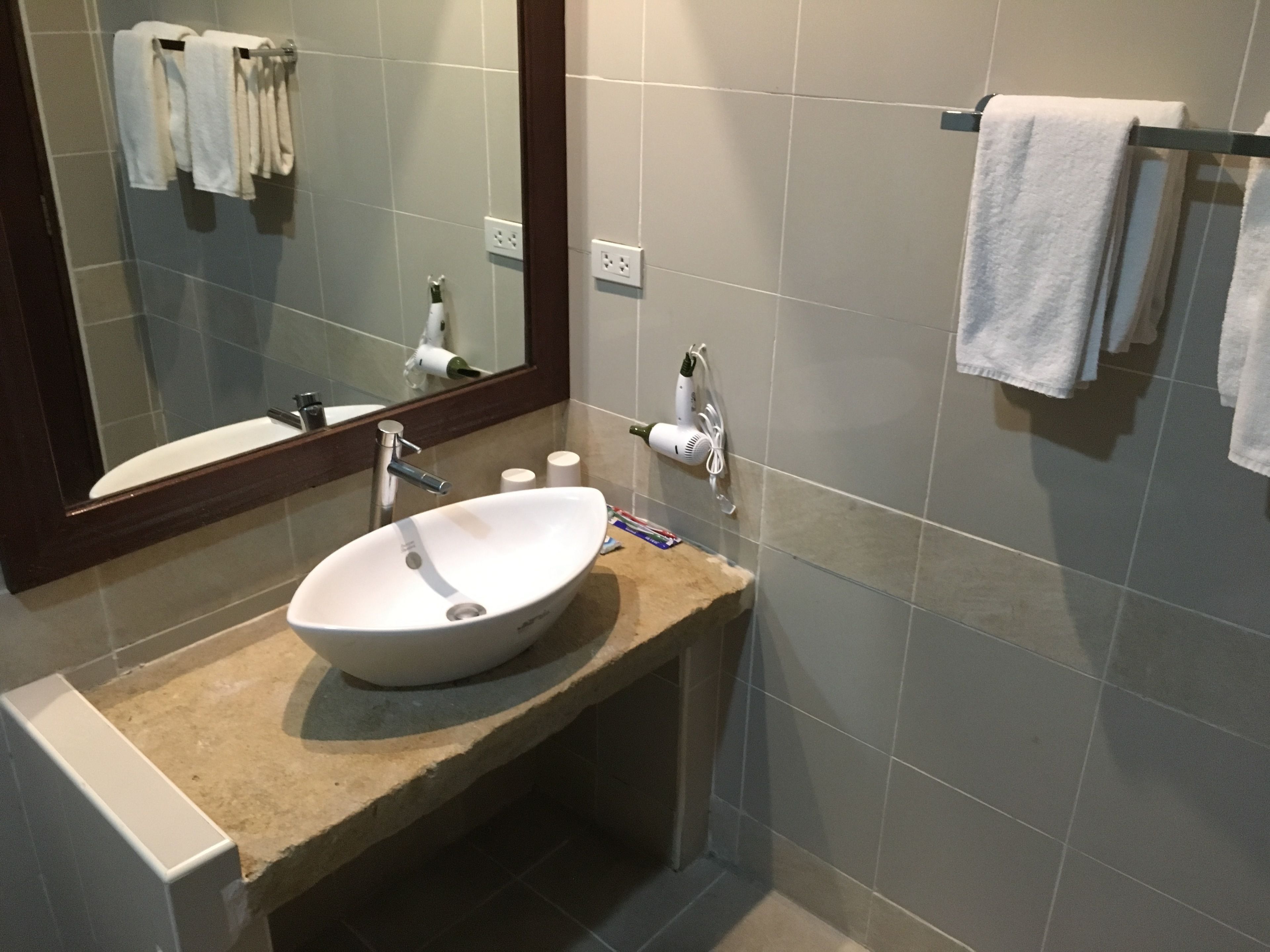 standard room | bathroom sink
