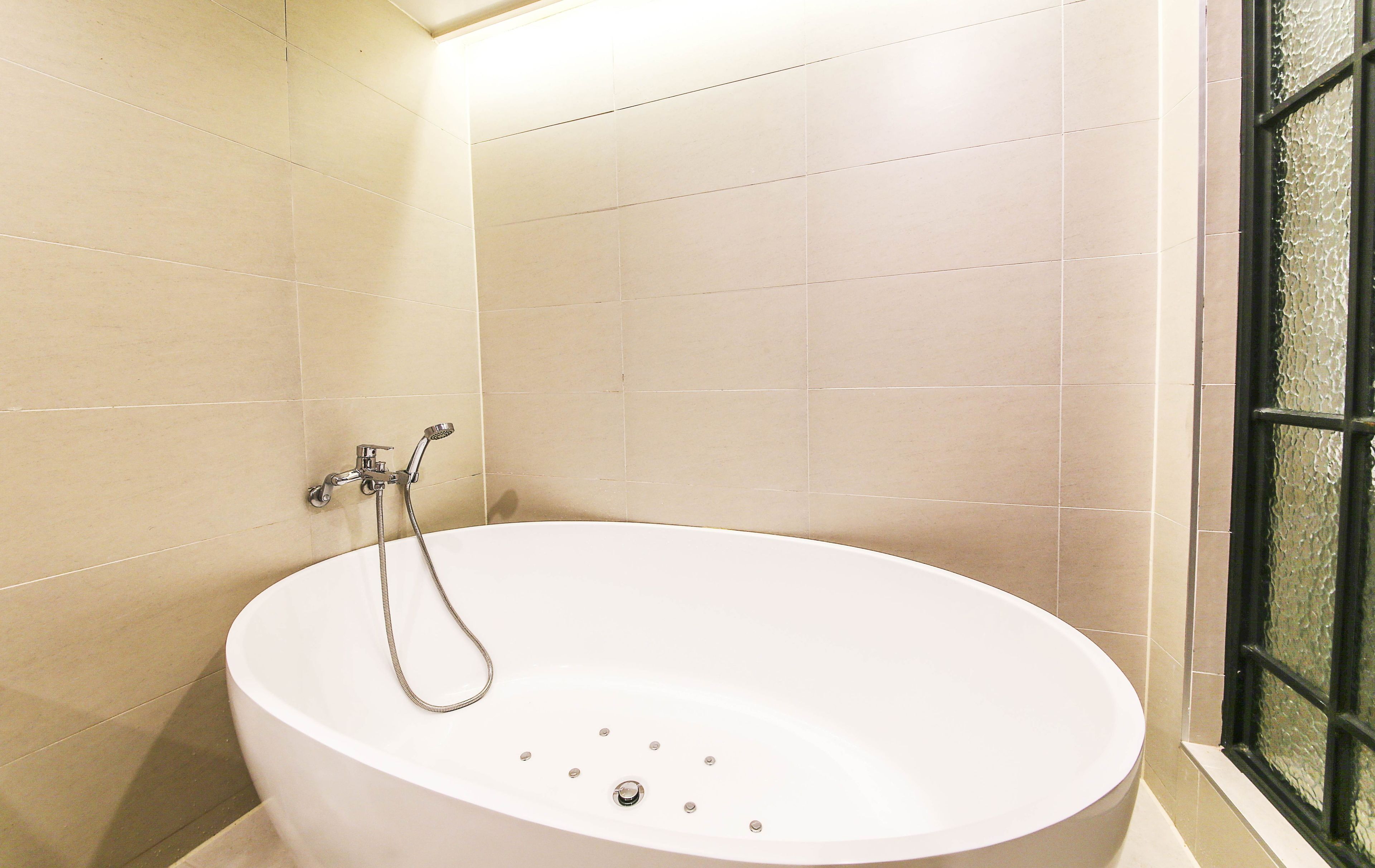 Deep-soaking bathtub