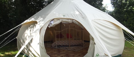 Deluxe tent, gedeelde badkamer | Individueel gedecoreerd, wifi, beddengoed