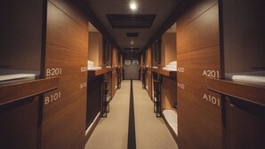   客房內保險箱、免費無線上網、床單